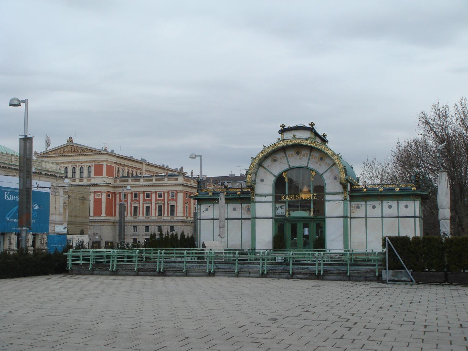 正面も、世紀末建築として紹介されているカールスプラッツ。かつては駅舎として使用されていた。